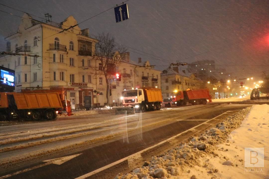 У Чернігові вранці сніг прибирають 376 комунальників та 44 спецмашини. ФОТО