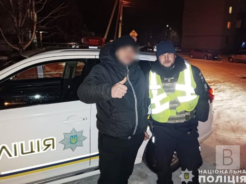 На Чернігівщині поліцейські допомогли водію фури вибратися зі снігового замета