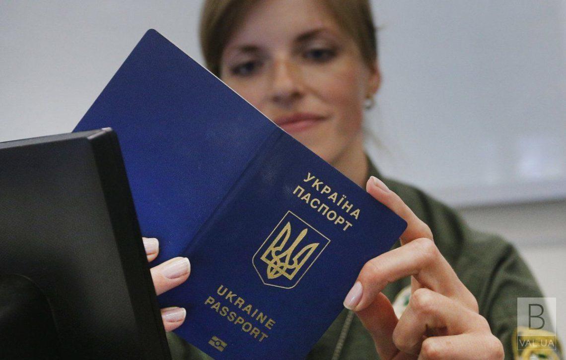 На Чернігівщині за рік видали понад 75 тисяч паспортів, з них – близько 44-ох тисяч закордонних