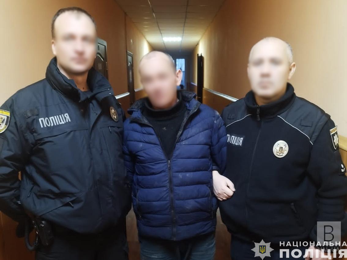 На Чернігівщині затримали чоловіка, який намагався зґвалтувати свою неповнолітню падчерку