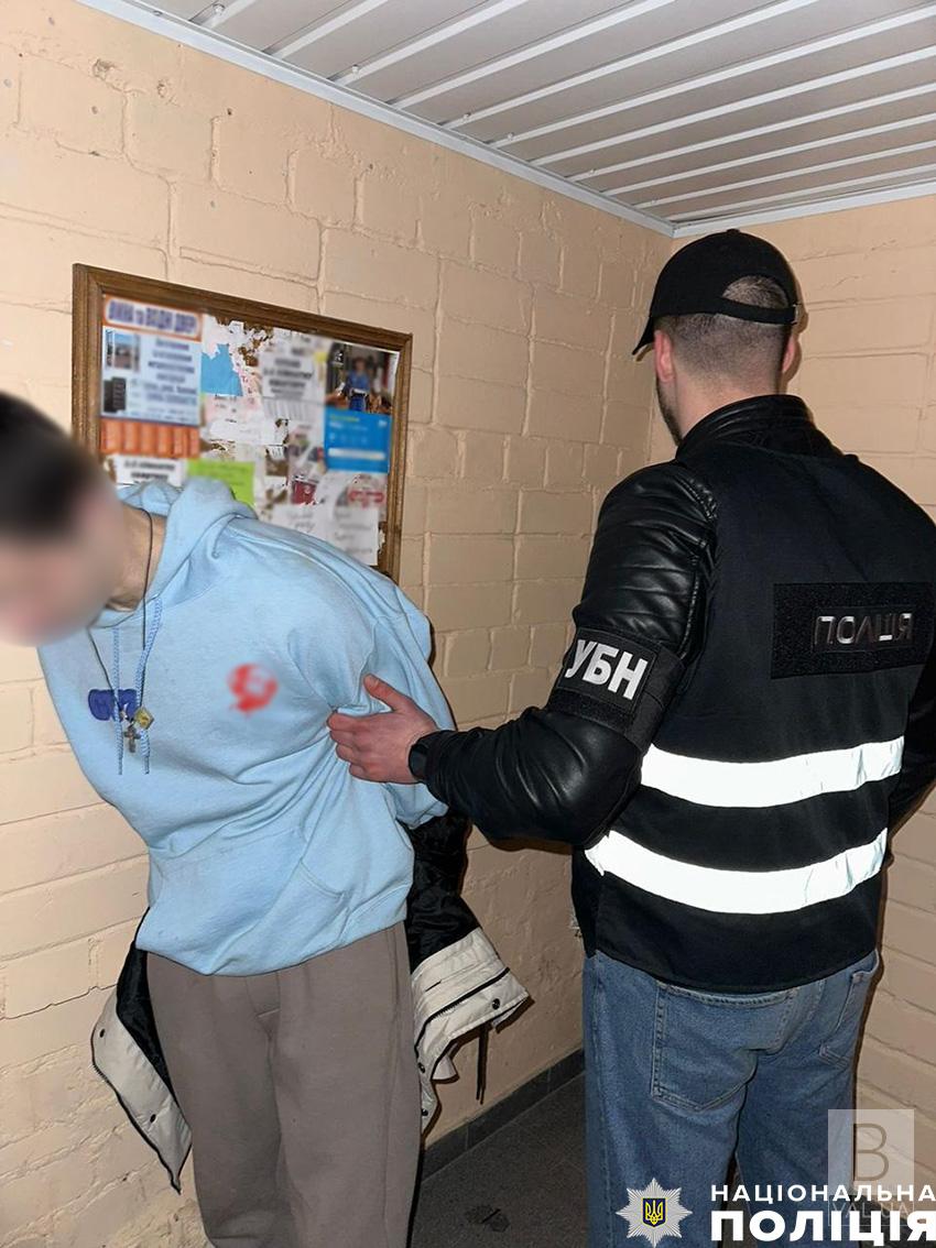 Налагодив схему постачання особливо небезпечних психотропів: у Чернігові затримали наркозакладчика