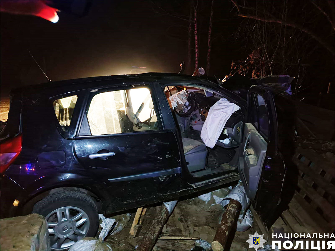 На виїзді з Корюківки автівка влетілаа у непрацюючий блокпост: водій загинув