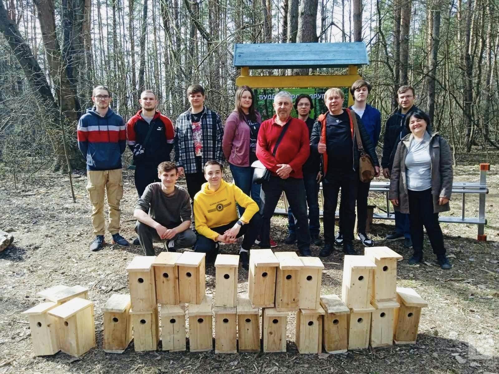 У Ялівщині в Чернігові провели весняне прибирання та розвісили шпаківні. ФОТО
