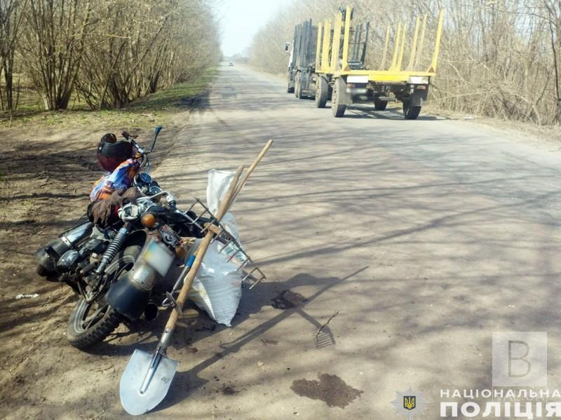 Водій фури зачепив причепом: на Чернігівщині в ДТП травмувалася пасажирка мопеда