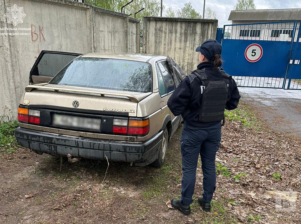 Власник сам віддав ключі: у Чернігові двоє невідомих викрали автівку у пенсіонера