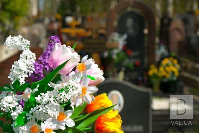 У Чернігові триває підготовка до поминальних днів на кладовищах
