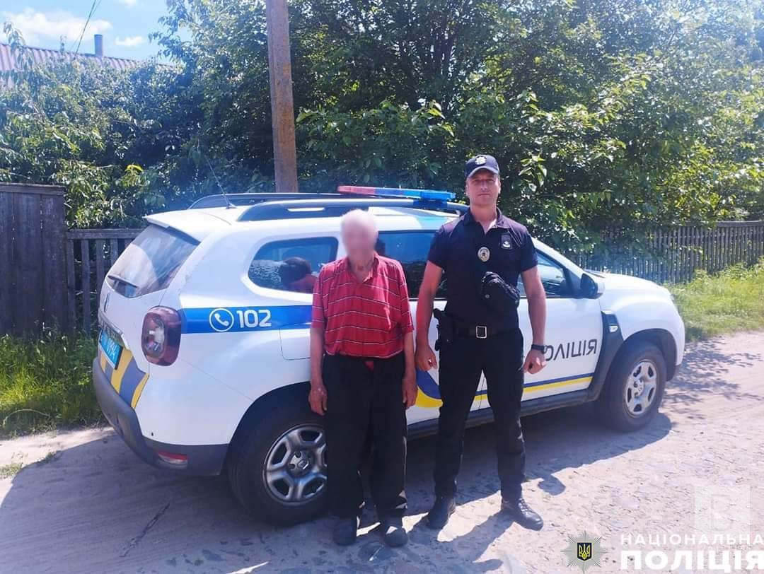 Понад добу провів у лісі: на Чернігівщині поліцейські розшукали 79-річного дідуся, який заблукав