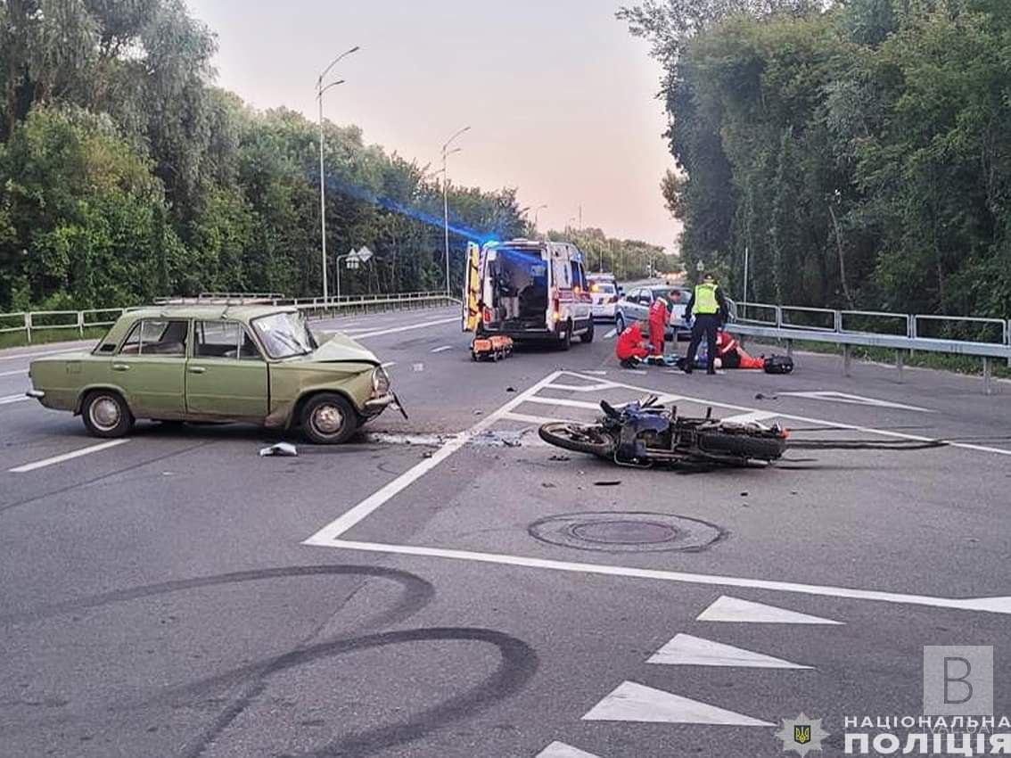 У Чернігові «ВАЗ» зіткнувся з мотоциклом: мотоцикліст в лікарні. ФОТО