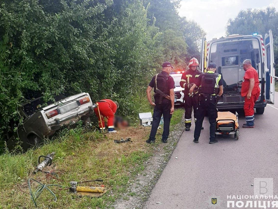 У Ніжинському районі 19-річний водій на легковику врізався в дерево: троє людей в лікарні. ФОТО