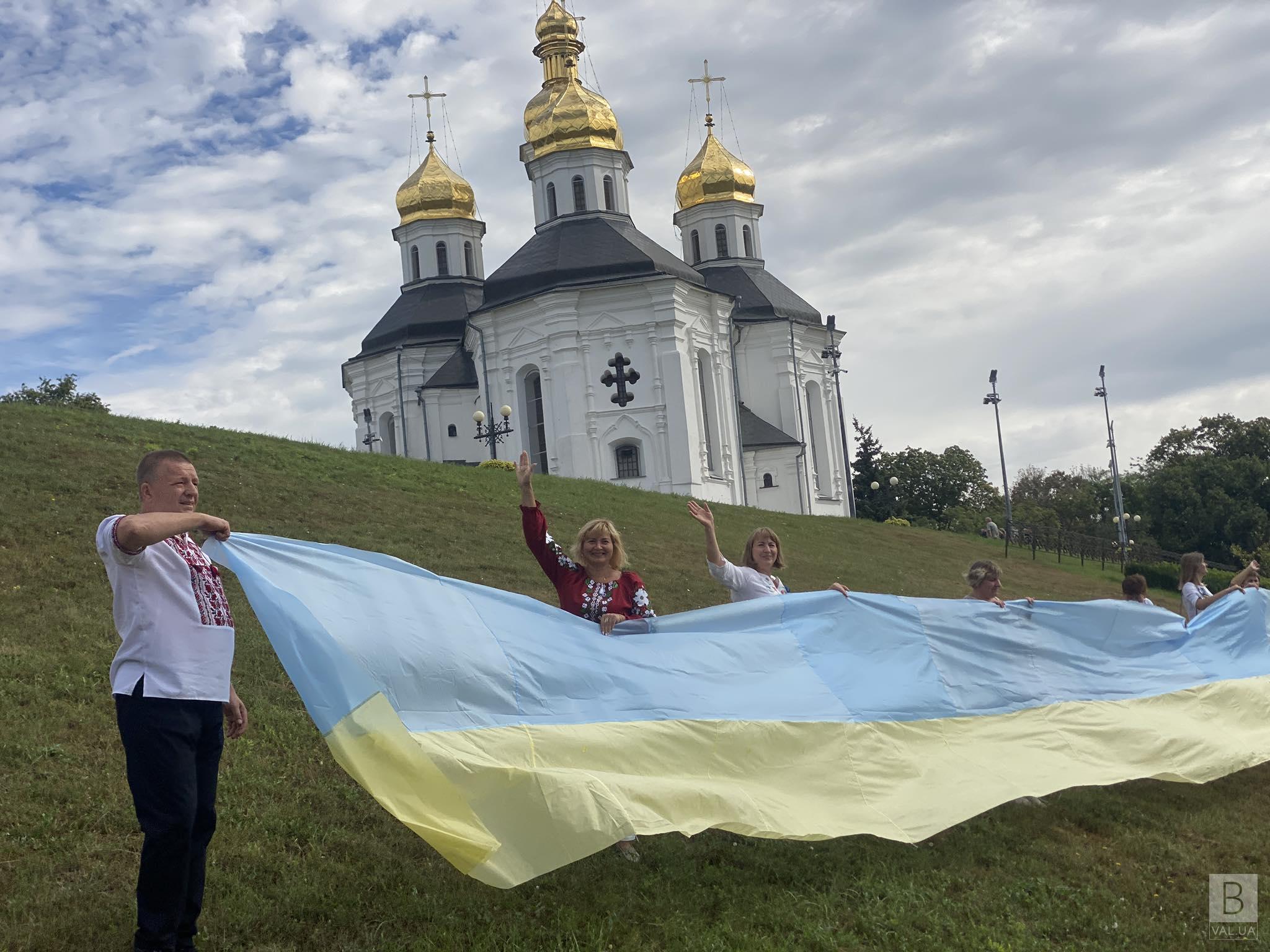 У Чернігові розгорнули 70-метровий прапор України Акцію до Дня Прапора України. ФОТО