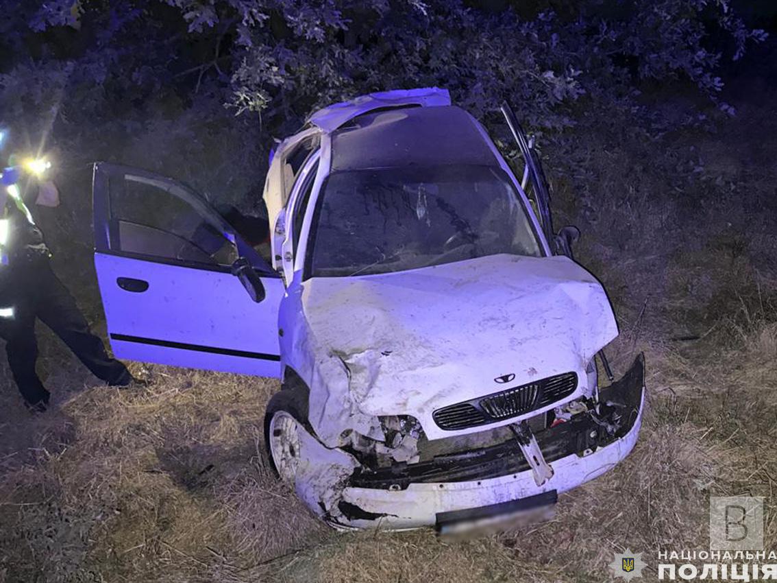 На Ніжинщині автіка в’їхала в земляний насип та перекинулась: водій загинув