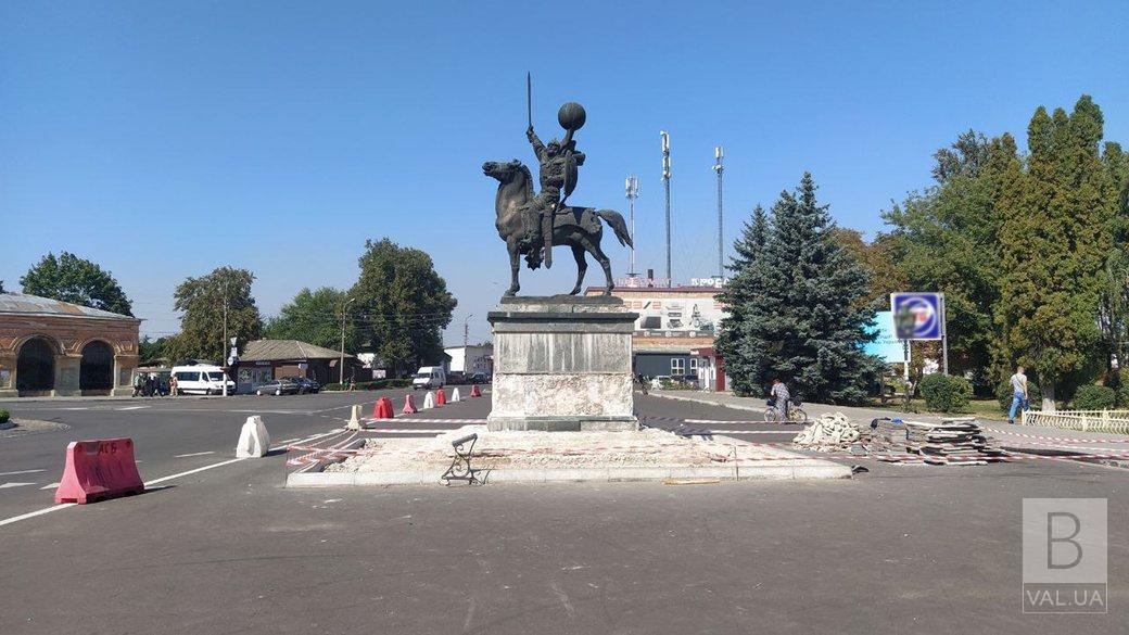 У прикордонному Новгороді-Сіверському ремонтують пам'ятник князю Ігорю за 190 тисяч гривень