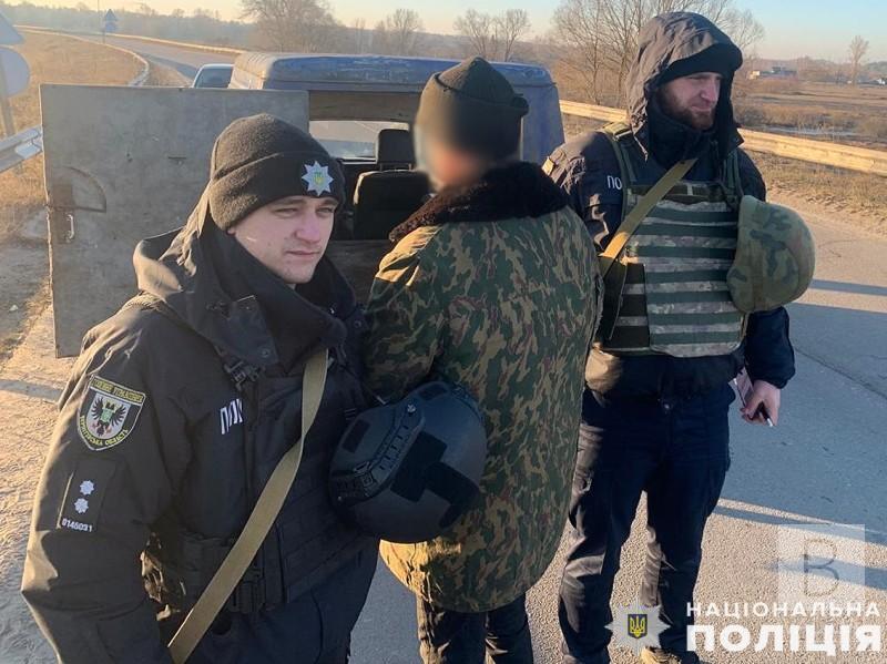 На Чернігівщині п'яний водій намагався відкупитися від поліції, а після погрожував гранатою