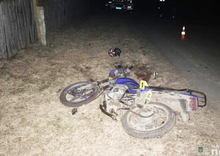 Врізався в електроопору: на Прилуччині загинув мотоцикліст
