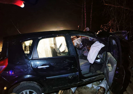 На виїзді з Корюківки автівка влетіла у непрацюючий блокпост: водій загинув