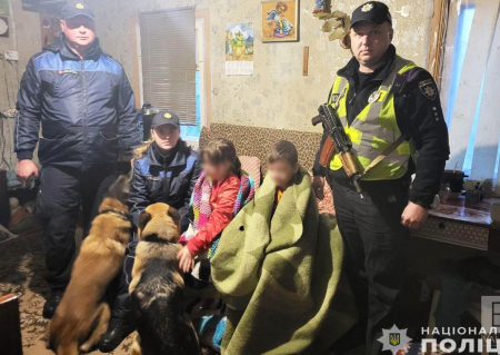 Шукали цілу ніч рятувальники, поліцейські та кінологи: на Чернігівщині повернули додому двох зниклих дітей