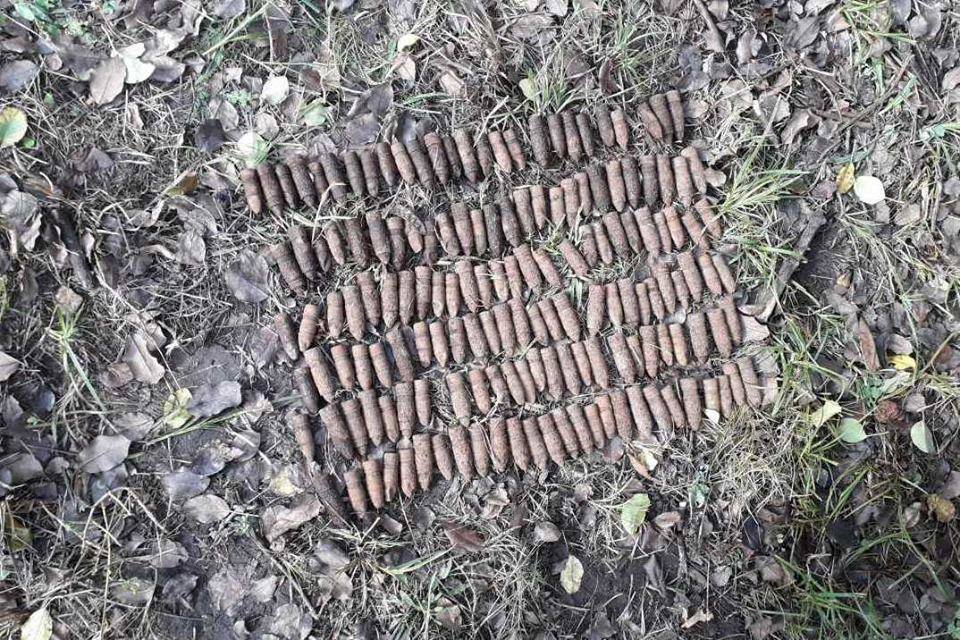 На перехресті вулиць Любецька та Громадська знайшли 156 артилерійських снарядів. ФОТО