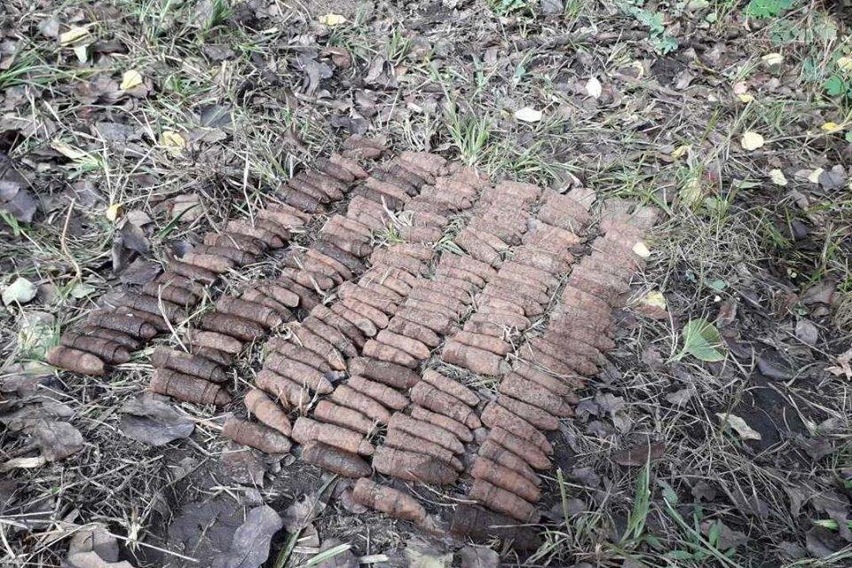На перехресті вулиць Любецька та Громадська знайшли 156 артилерійських снарядів. ФОТО
