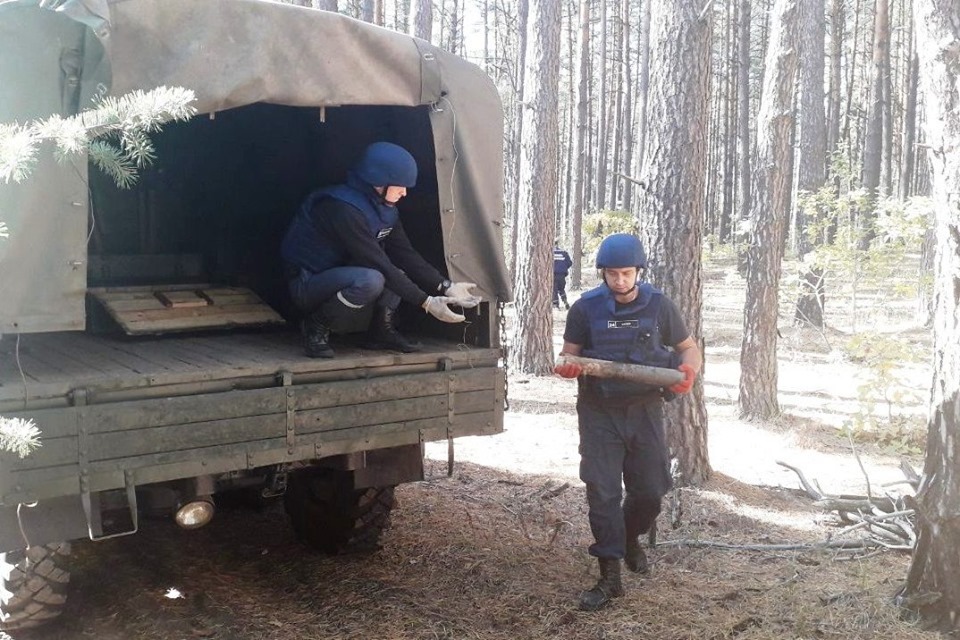 На Чернігівщині знайшли 100-кілограмову фугасну авіаційну бомбу та два артилерійські снаряди. ФОТО