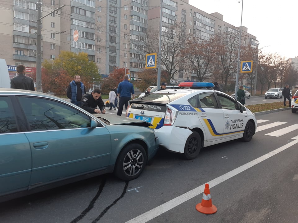 На Рокосовського Audi «поцілував» автівку патрульних в задній бампер