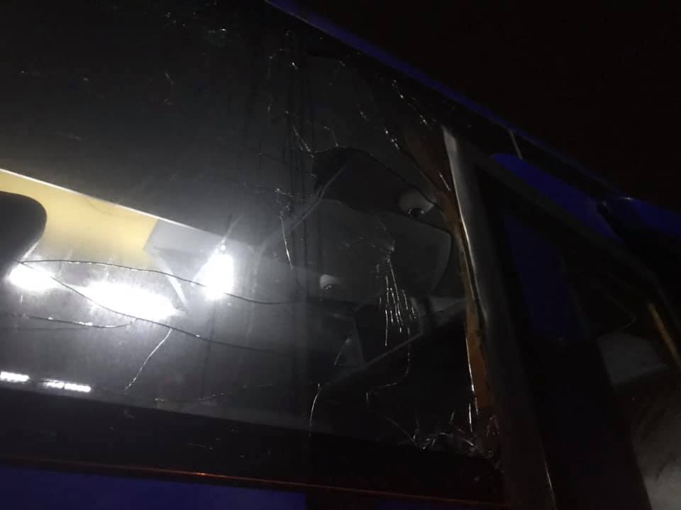 На Чернігівщині вдруге за день невідомі напали на автобус «Автолюкса». ФОТО