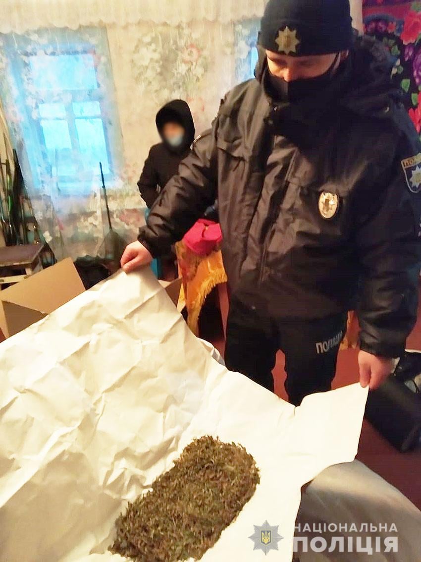 На Сновщині поліція вилучили у раніше судимого місцевого мешканця наркосировини на понад 120 тисяч гривень. ФОТО