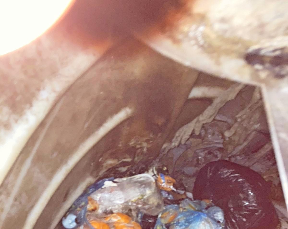 У Чернігові вандали спалили підземний бак для сміття у новорічну ніч. ФОТО