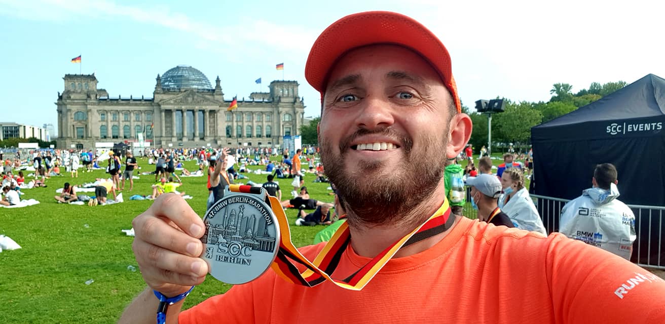 Чернігівець Павло Деркач пробіг у Берліні свій 120-й марафон. ФОТО