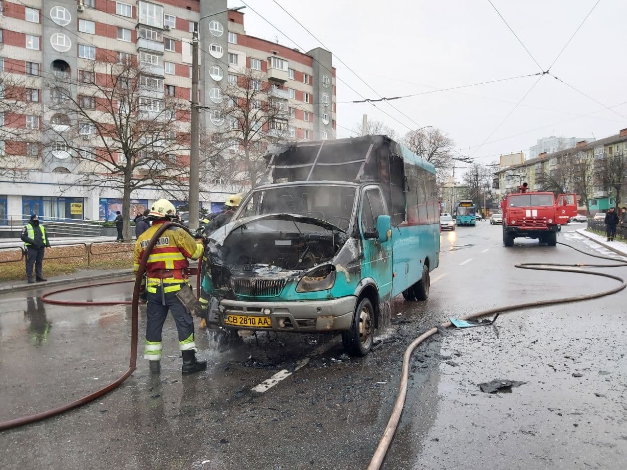 Врізався в тролейбус та загорівся: подробиці загоряння маршрутки у Чернігові. ФОТО