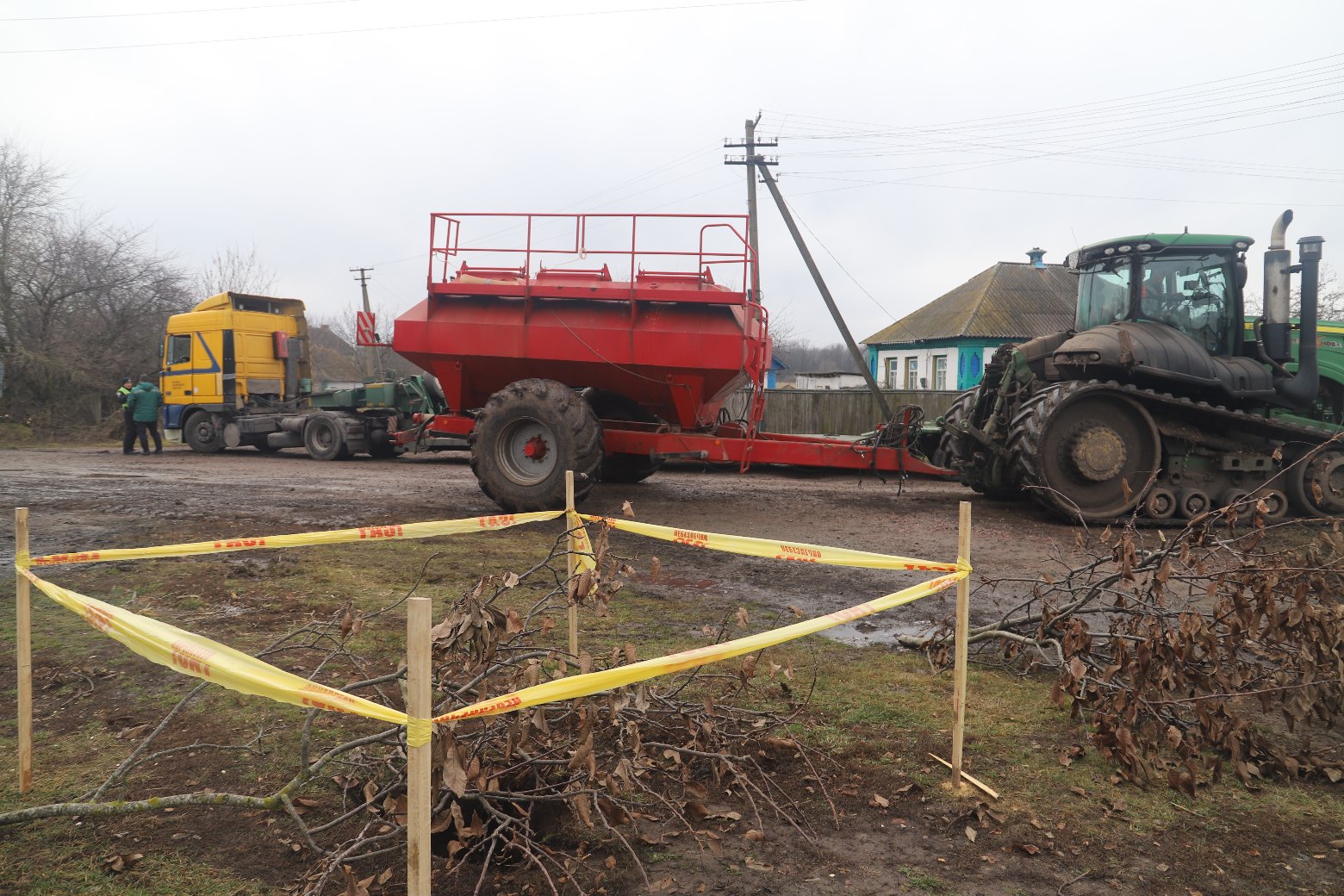 У селі на Чернігівщині трейлер провалився в газопровід. ФОТО