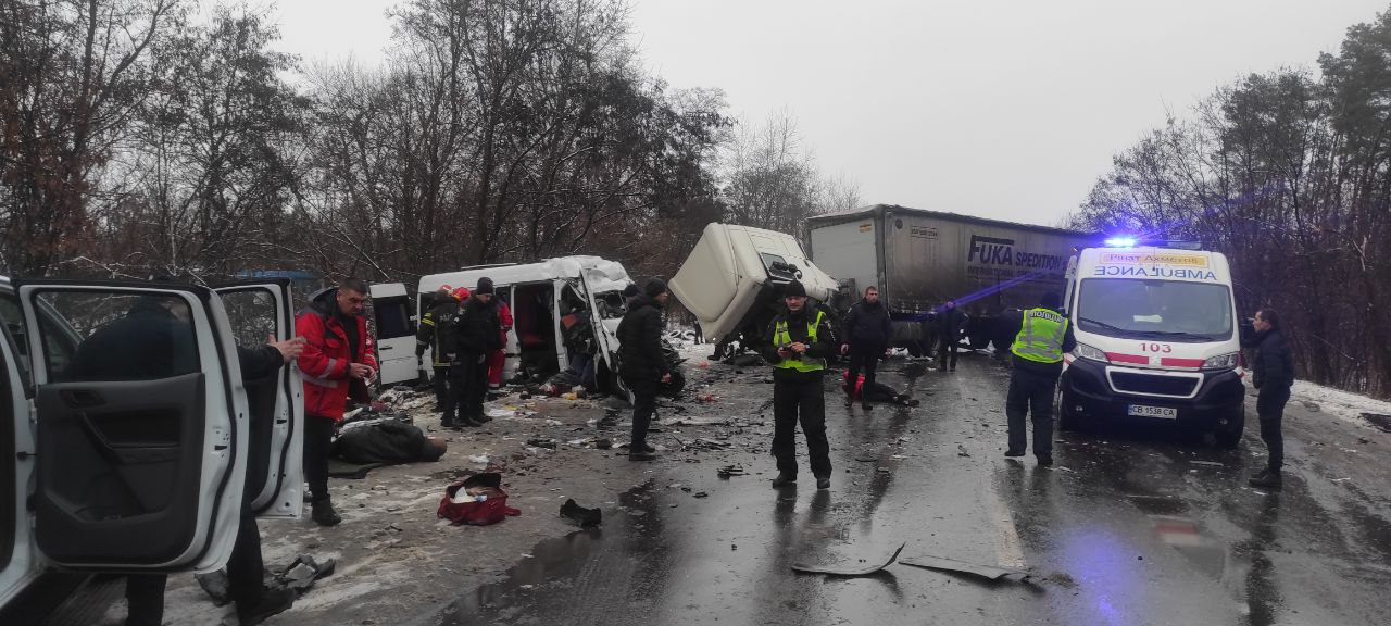 У ДТП під Черніговом загинули 10 людей, ще 7 травмовані. ФОТО