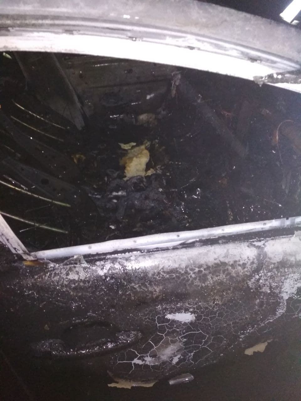 У Чернігові на ЗАЗі підпалили легковик. ФОТО
