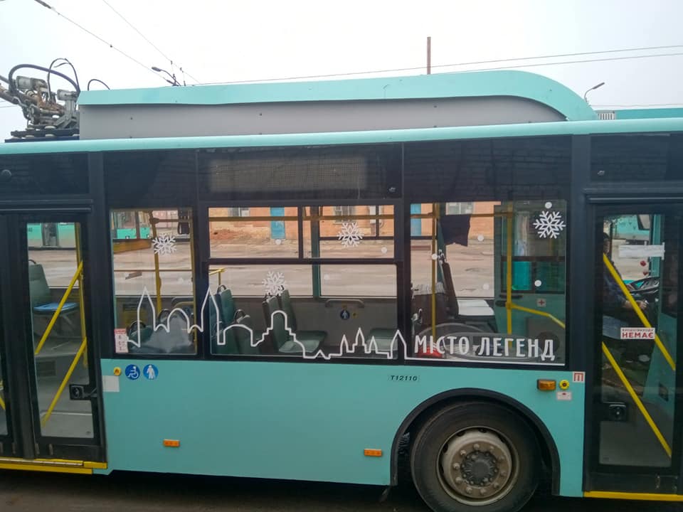 У Чернігові тролейбуси прикрашають до новорічних свят. ФОТОфакт