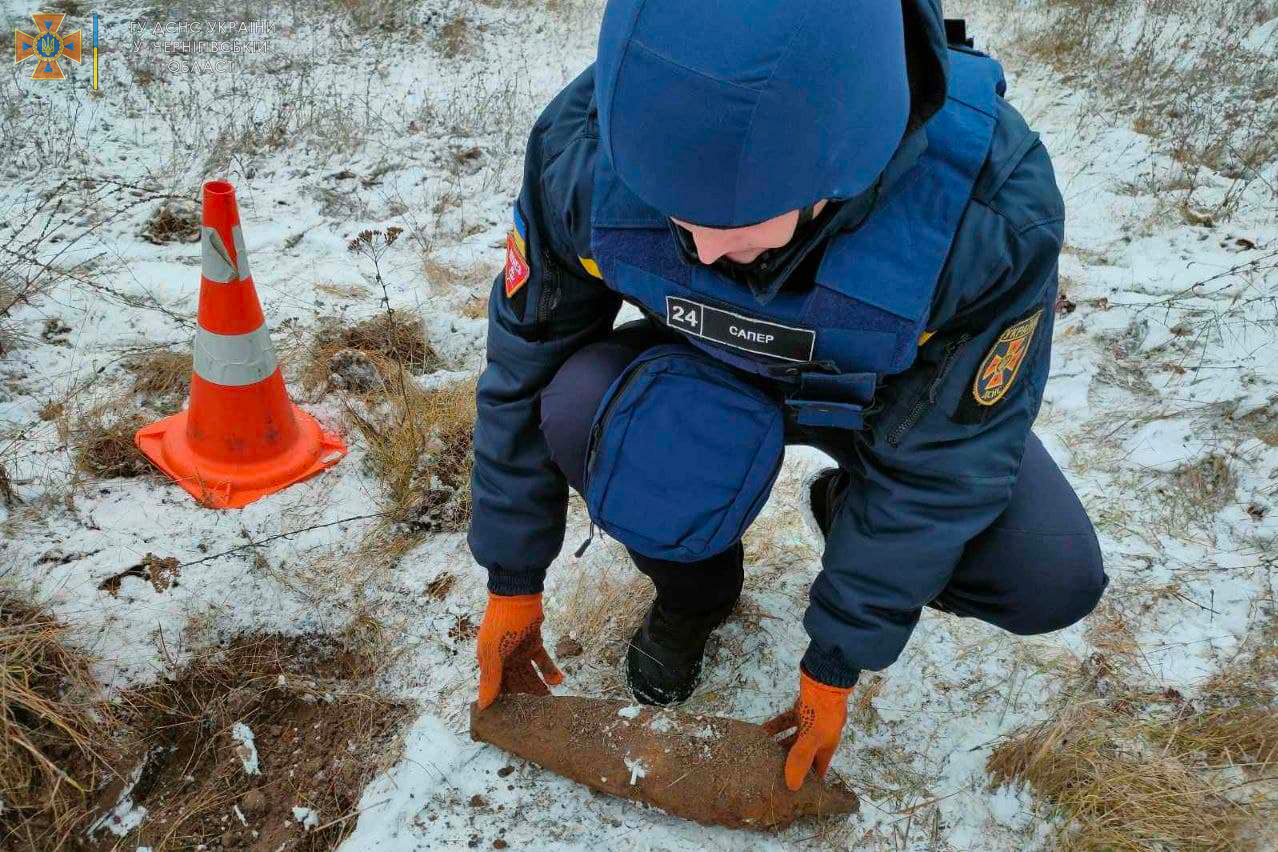 На околиці Новгорода-Сіверського знайшли авіаційну бомбу. ФОТО