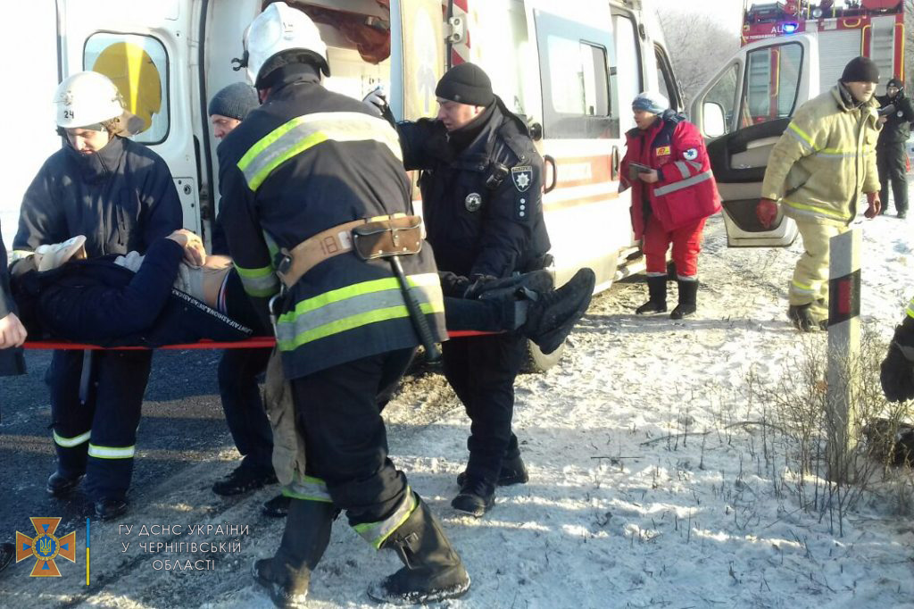 На Чернігівщині у ДТП постраждали 4 людей. З них 25-річного водія діставали рятувальники. ФОТО
