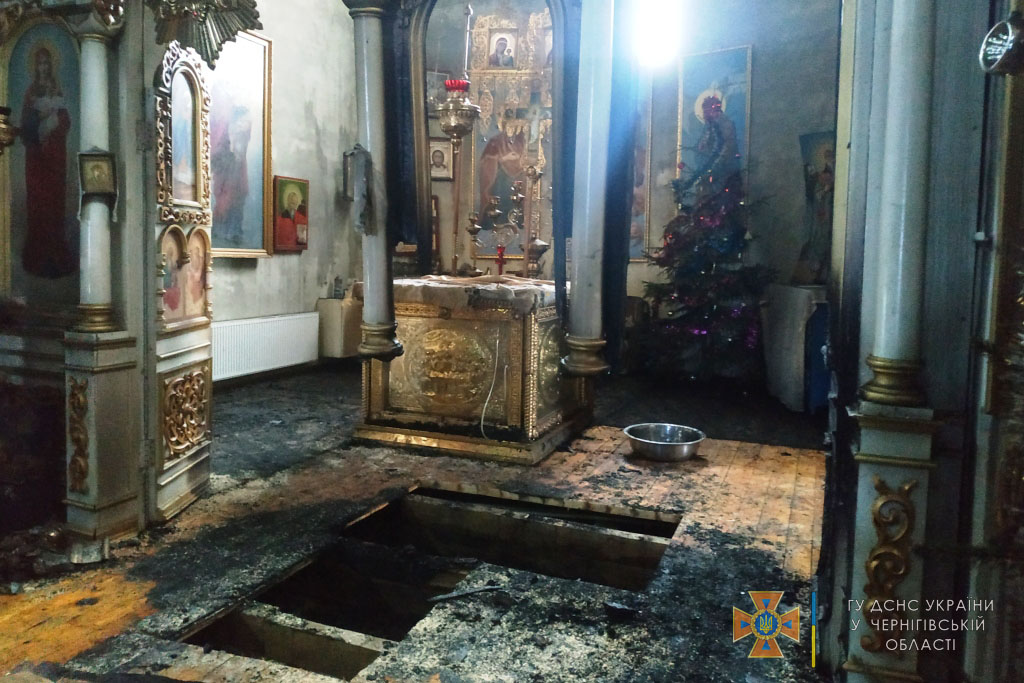 У Сновську підпалили церкву. ФОТО