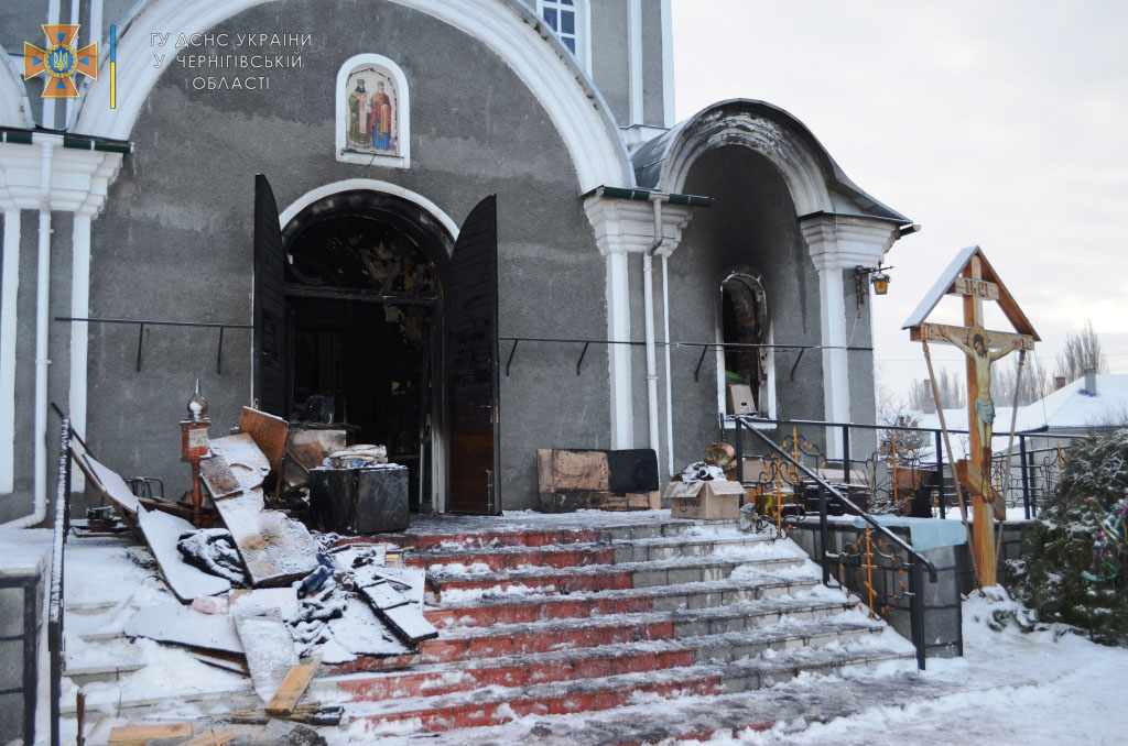 У Сновську підпалили церкву. ФОТО