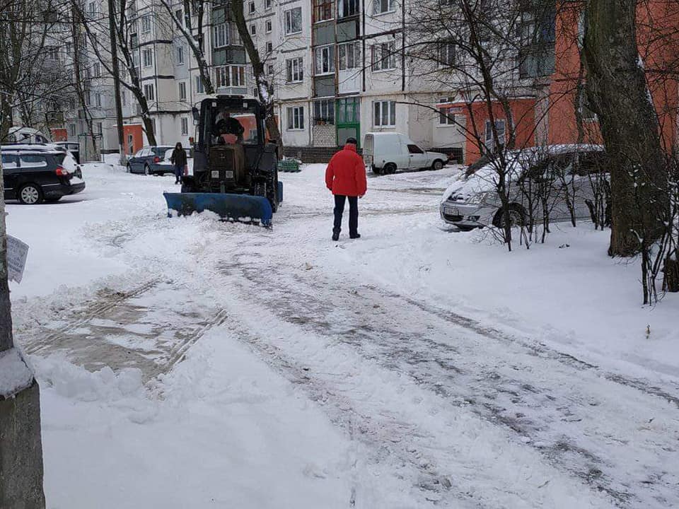 Залучили 366 працівників та 56 одиниць спецтехніки: у Чернігові комунальники прибирають наслідки снігопаду. ФОТО