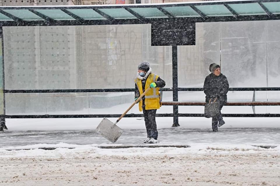 Залучили 366 працівників та 56 одиниць спецтехніки: у Чернігові комунальники прибирають наслідки снігопаду. ФОТО
