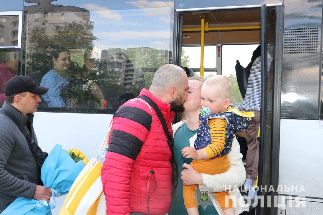 «Дякуємо, що прийняли, як рідних!»: до Чернігова з Рівненщини повернулися евакуйовані члени сімей поліцейських