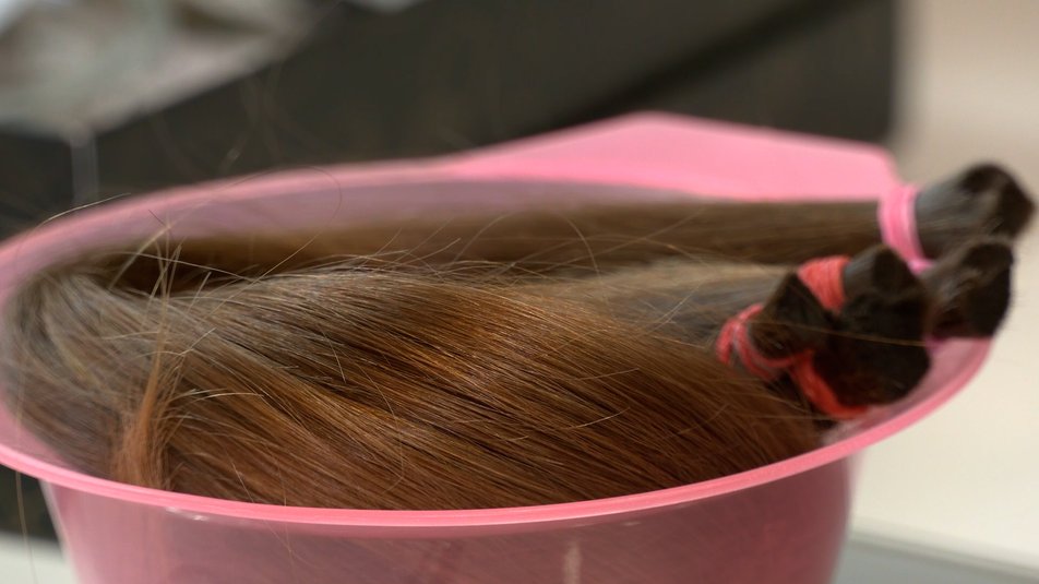 9-річна дівчинка з Чернігова обрізала волосся, щоб допомогти ЗСУ ВІДЕО