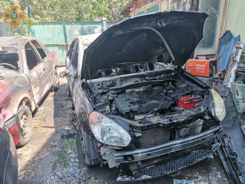У Чернігові в автомайстерні згоріли три автівки. ФОТО
