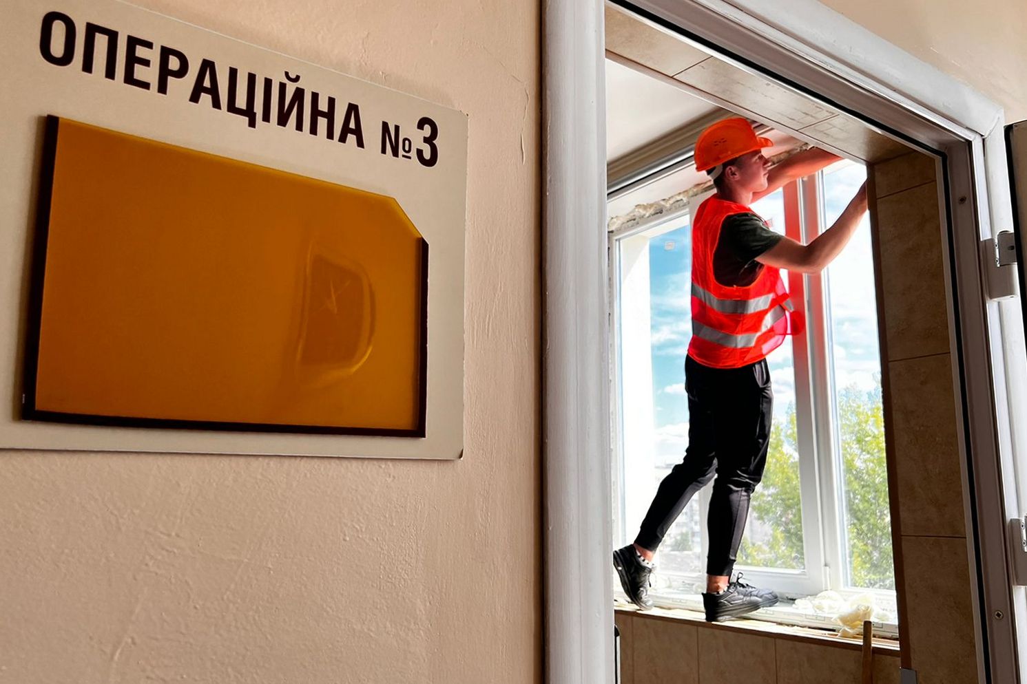 У Чернігові ремонтують пологовий будинок, який постраждав від уламків при ракетних та бомбових ударах