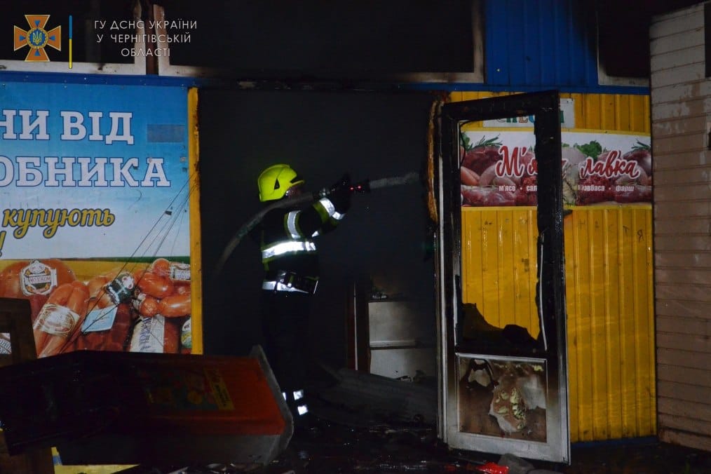 У Чернігові ліквідували пожежу на «Привокзальному» ринку. ФОТО