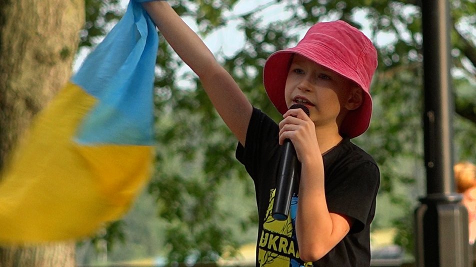 Заробив майже 60 тисяч: у Чернігові хлопчик співає пісні та збирає гроші для ЗСУ. ФОТО