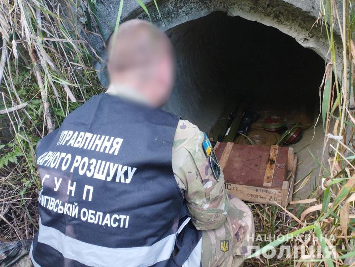 У прикордонній громаді на Чернігівщині виявили схрон з російською зброєю та боєприпасами. ФОТО