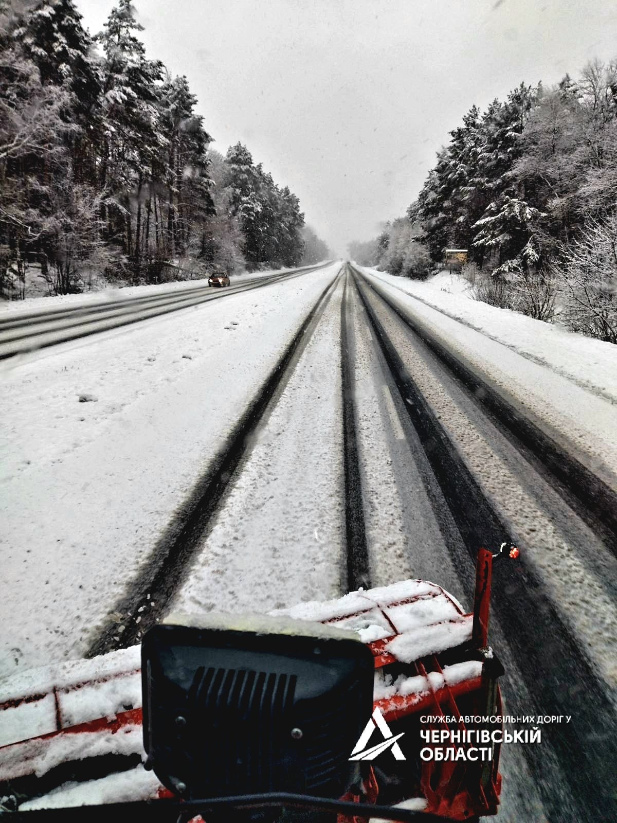 На Чернігівщині дорожники ліквідовують наслідки недільного снігопаду. ФОТО