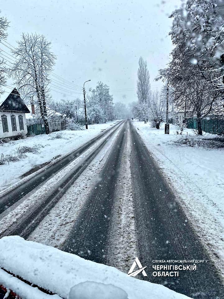 На Чернігівщині дорожники ліквідовують наслідки недільного снігопаду. ФОТО