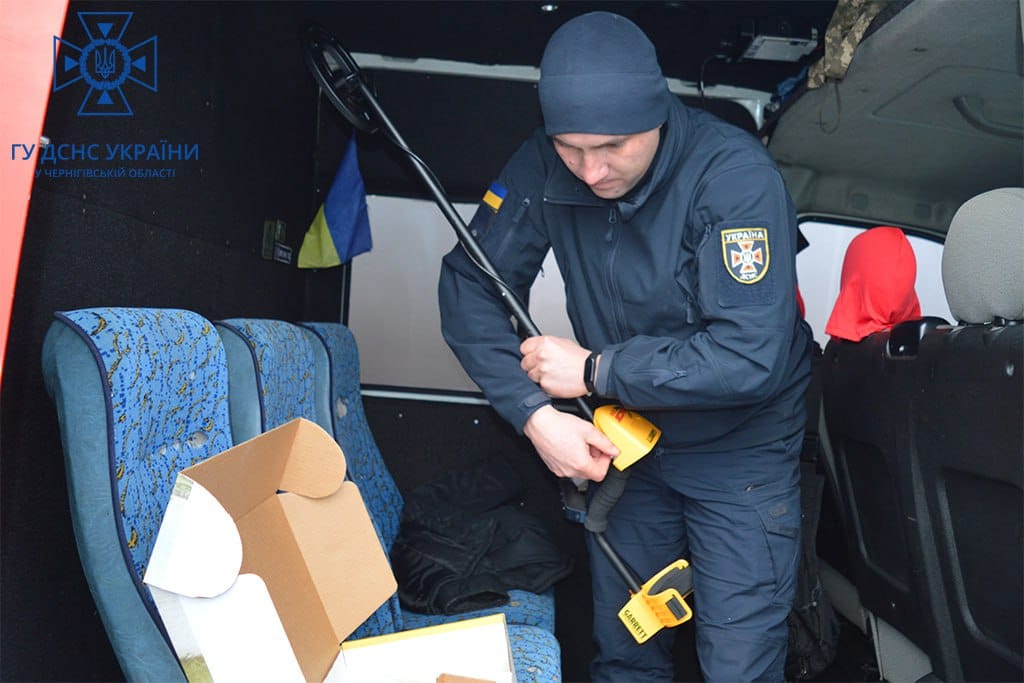На Чернігівщині рятувальники отримали 30 сучасних металошукачів від благодійників. ФОТО
