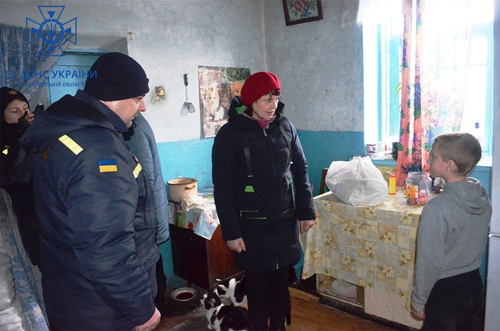Доставили продукти та ліки: на Чернігівщині рятувальники допомагають мешканцям підтоплених сіл. ФОТО